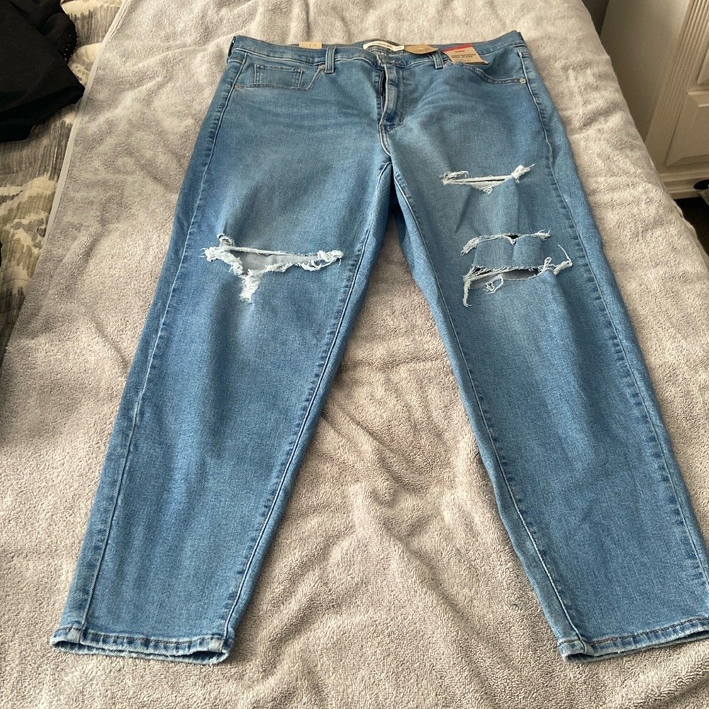 Levi’s “mom jeans” high waisted distressed